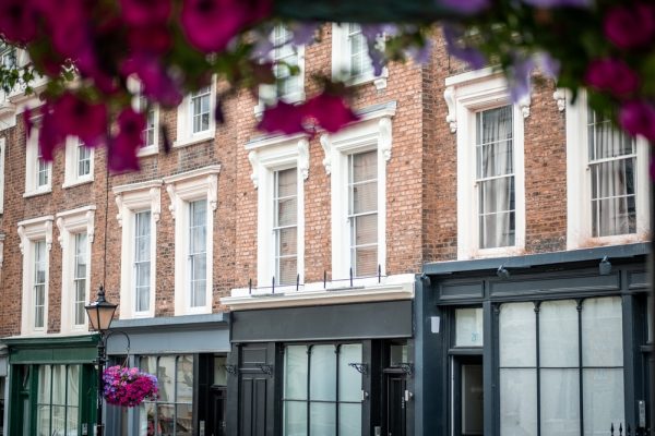 London-,Street,Of,Flats,Above,Commercial,Shops,And,Offices,In